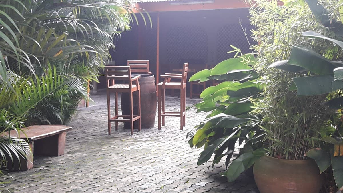 The Winehouse Guest Rooms, Shop & Lounge