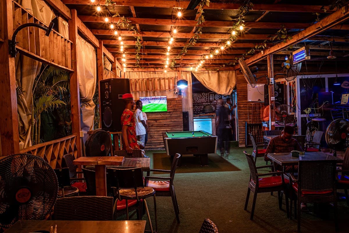 Famoux Lounge & Bar "Car Wash n Grill"